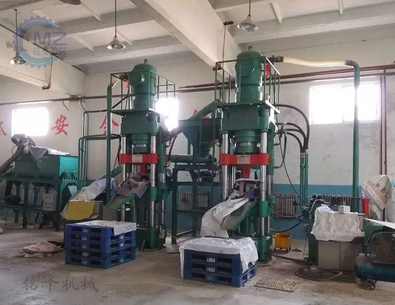 山西中鹽集團2臺500噸舔鹽磚機設備生產現場